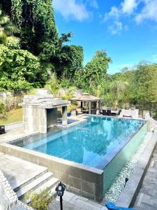 科罗尔Ngermid Oasis-Spacious Studio Loft W/ Garden Views的一座大游泳池,位于一个树木繁茂的庭院内