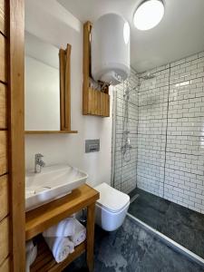 博德鲁姆Bodrum Konağı的一间带水槽、卫生间和镜子的浴室
