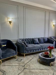 苏呼米RiverRun的客厅配有蓝色的沙发和桌子