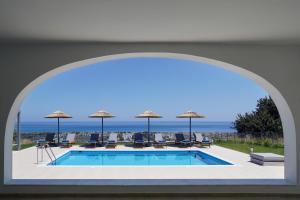 阿凡杜Villa Arco Bianco的透过拱门可欣赏到游泳池的景色