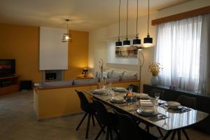 阿凡杜Villa Arco Bianco的用餐室以及带桌椅的起居室。