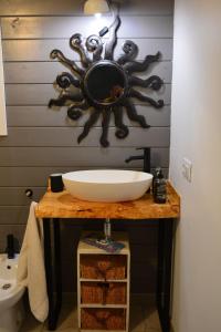 特尔德Chalet Puerto Escondido的一个带水槽的木桌和水槽的浴室
