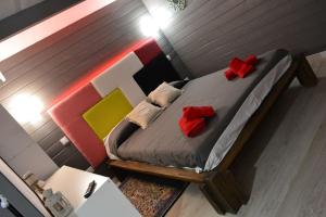 特尔德Chalet Puerto Escondido的一间卧室配有一张带红色枕头的床