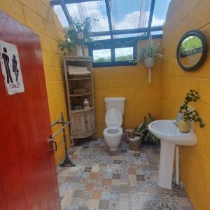 塔洛The Wood Yurt的一间带卫生间和水槽的浴室