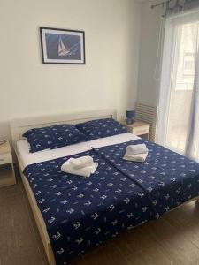 罗戈兹尼察Villa LILI的一间卧室配有一张床,上面有两条毛巾