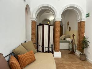 巴达霍斯Atocha Boutique Badajoz的客厅配有沙发和1张床