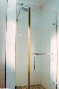 佛维斯Sunset Gold-2 Bedrooms Apartment的浴室里设有玻璃门淋浴