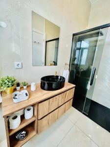伊利亚武Plaza House Ílhavo的一间带黑色水槽和淋浴的浴室