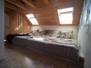 卡鲁扎Chata Laci na Kamenci的木墙客房内的一张大床