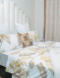 佛维斯Sunset Gold-2 Bedrooms Apartment的一间卧室配有2张白色和金色床铺。