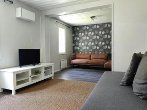 拉彭兰塔Cozy cottage in Pontus的带沙发和电视的客厅