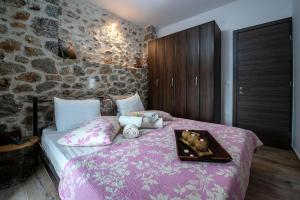 LílaiaLilaia's View的一间卧室配有粉红色的床,上面有托盘