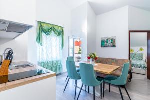 比比涅Apartments Villa Rudi的厨房以及带桌椅的用餐室。