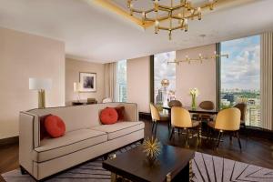 阿斯塔纳阿斯塔纳丽思卡尔顿酒店的带沙发的客厅和用餐室