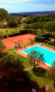 蒙泰斯库达伊奥Residence La Villa的享有网球场和游泳池的顶部景致