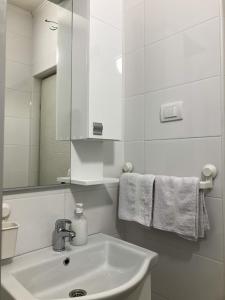 诺维萨德Appartment Passage的白色的浴室设有水槽和镜子