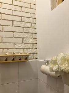诺维萨德Appartment Passage的一间带水槽和白色砖墙的浴室