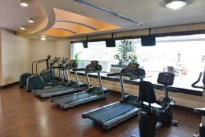 特古西加尔巴胡安卡洛斯广场酒店的一间健身房,里面设有一排跑步机