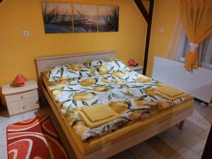 巴拉通雷勒Biagio apartman的卧室内的一张床铺,床上有床罩和食物