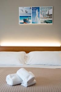 蒙特西尔瓦诺Hotel D'Atri的床上有两条毛巾