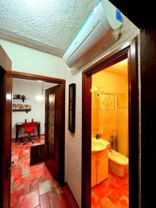 蒙泰斯库达伊奥Residence La Villa的客房设有带水槽和卫生间的浴室