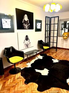圣克鲁斯-德特内里费Niko Rooms的客厅配有椅子和黑色地毯