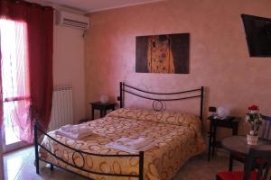 泰尔莫利B&B Colle Sul Mare的一间卧室配有带毛巾的床