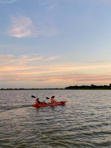 福尔摩沙Brisas del rio的两人乘坐红色皮艇在水体上