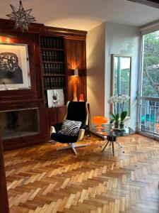 圣克鲁斯-德特内里费Niko Rooms的客厅配有椅子和桌子