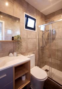 卡斯卡伊斯205 Serenity的浴室配有卫生间、盥洗盆和淋浴。