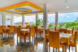 阿约拉港Patty House Galapagos的用餐室设有桌椅和窗户。