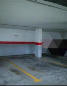 托莱多Toledo Enamora Dos - PARKING INCLUIDO的一个空的车库,有红色和白色的墙壁