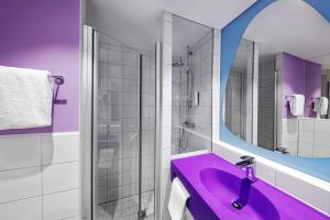 爱尔福特prizeotel Erfurt-City的一间带紫色水槽和镜子的浴室