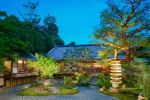 京都京都翠岚豪华精选酒店的一座花园,花园中种着树,建筑