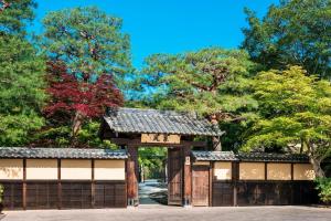 京都京都翠岚豪华精选酒店的树下公园的大门