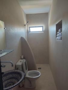 DeminaDar Aya Dmina的一间带卫生间和窗户的小浴室