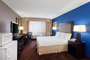 西雅图Holiday Inn Seattle DWTN Lake Union, an IHG Hotel的酒店客房设有一张大床和一台电视。
