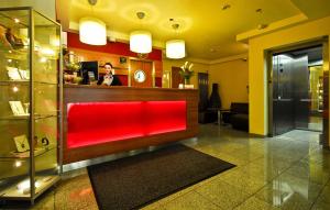 纽伦堡中央酒店的大楼里设有红色长凳的大堂
