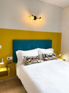 安道尔城Único Piso Colorido y Divertido En Ransol - Increibles Vistas al Rio y Naturaleza - Ideal Familias的一间卧室配有一张蓝色和黄色墙壁的床