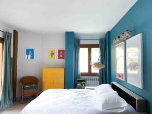 安道尔城Único Piso Colorido y Divertido En Ransol - Increibles Vistas al Rio y Naturaleza - Ideal Familias的一间卧室配有一张带蓝色墙壁的大床