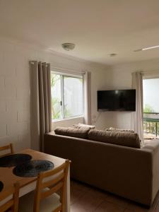 凯恩斯Coral Reef Resort的带沙发和大窗户的客厅