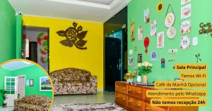 蒂安瓜Casa da Maia Hostel的客厅配有椅子和黄色墙壁
