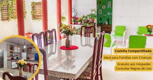 蒂安瓜Casa da Maia Hostel的一间带桌椅的用餐室