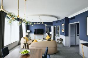 希灵登喜来登希斯罗酒店的一间拥有蓝色墙壁的客厅和一间餐厅