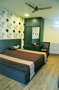 瓦拉纳西阿尔卡酒店的一间卧室配有两张床和吊扇