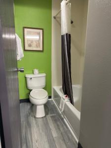 奥马哈西南拉昆塔奥马哈酒店的一间带卫生间和绿色墙壁的浴室