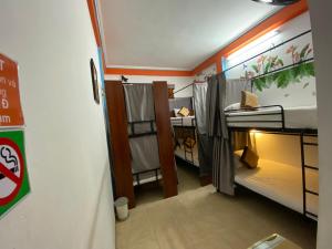 下龙湾Alex Hostel的一间小房间,内设两张双层床