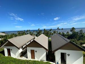 克罗托格The Crow's Nest Resort Fiji的背景中一排洋房