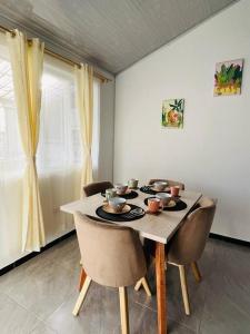 波帕扬Lugar encantador super equipado的一间带桌椅和窗户的用餐室