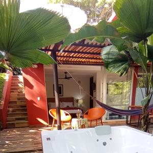佩雷拉Tierra Negra Suite的客房在棕榈树庭院设有吊床。
